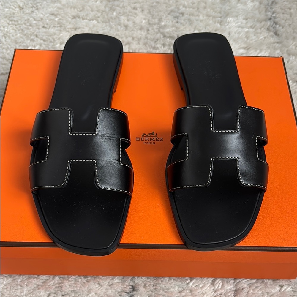 Hermès Black Oran Leather Sandals
Like new only tried in my home